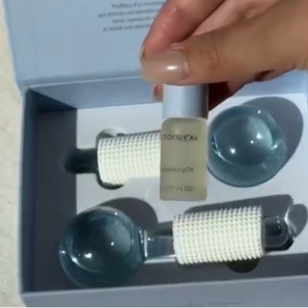 Norwex Cooling Facial Globes Gift Set with Illuminating Oil - Picture 2 of 2